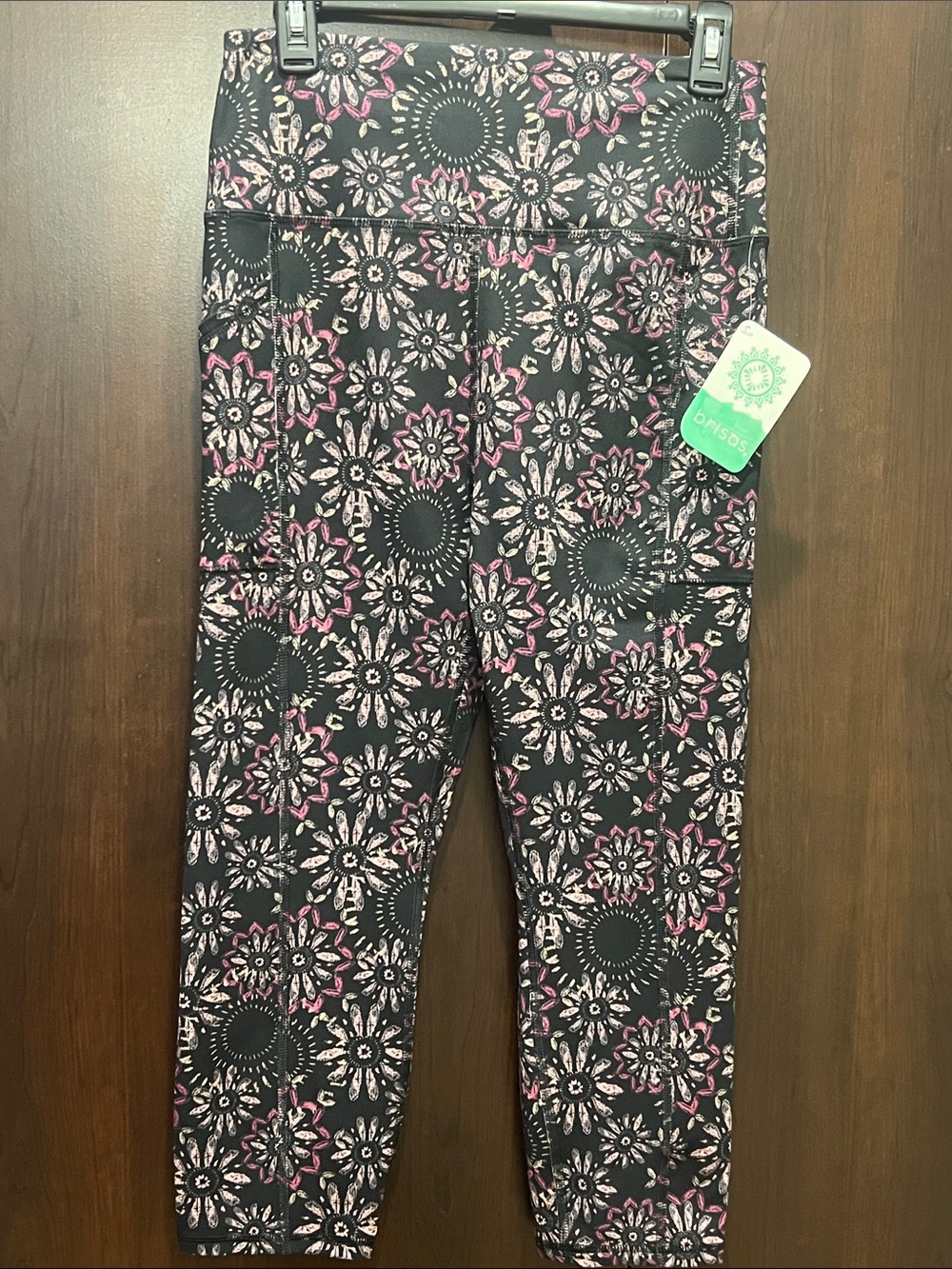 Brisas Women’s Black and Pink Floral Active Capri  Leggings NWT size medium